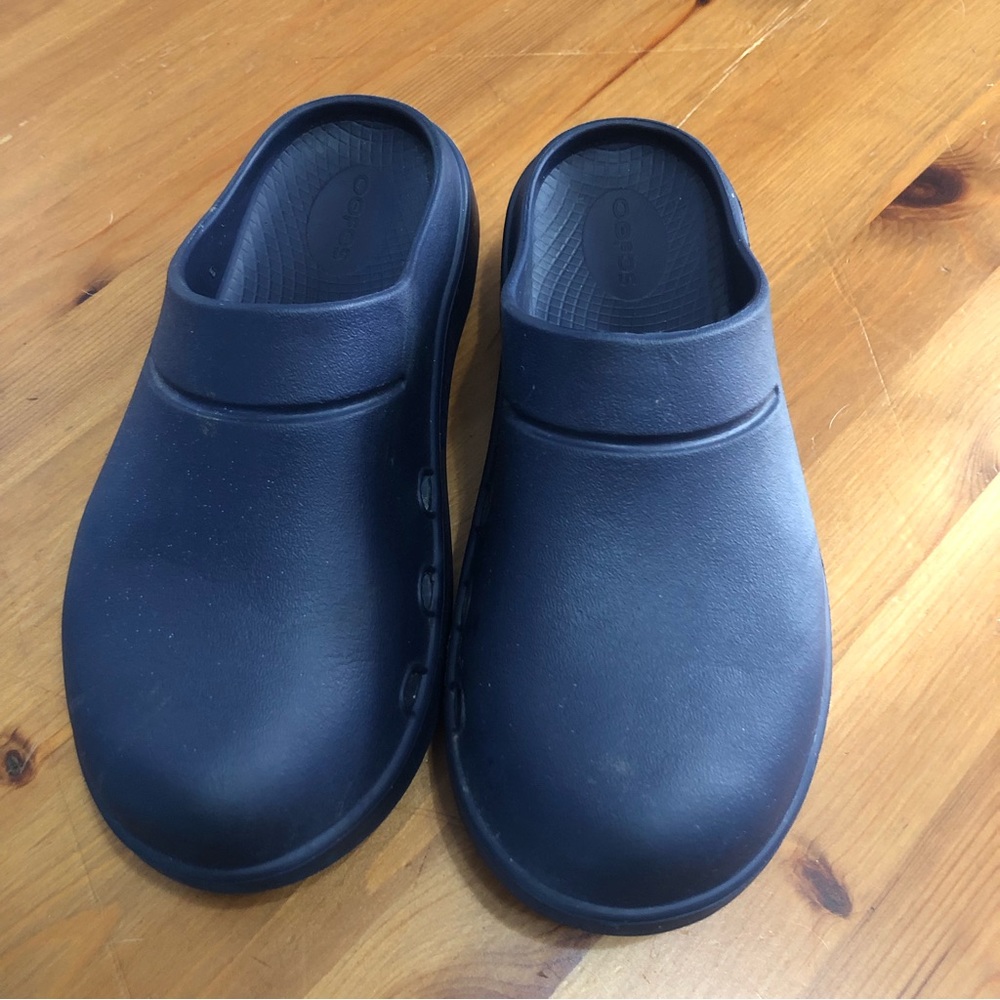 Navy blue OOFOS women’s clogs size 7